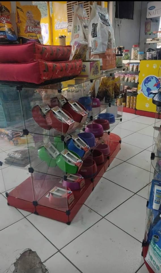 Balcão expositor de vidro em estabelecimento comercial